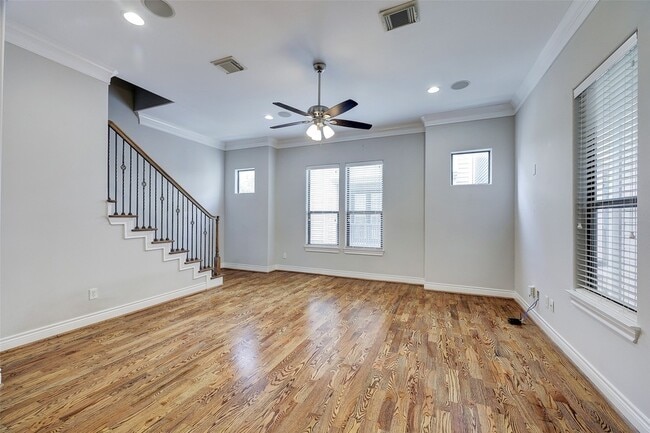 Building Photo - 3245 Maxroy St