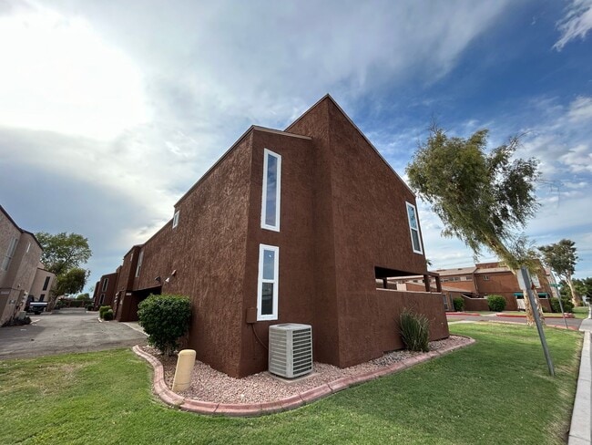 Building Photo - 2699 E Silk Oak Dr