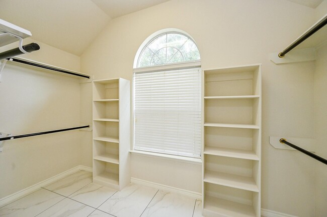 Building Photo - 11011 Glenora Dr