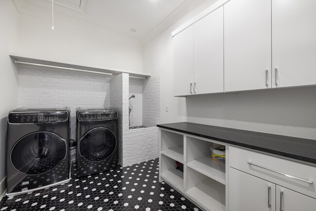 Building Photo - 306 Pinecrest Rd NE