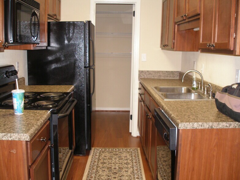 The kitchen - 508 Patton Chapel Way