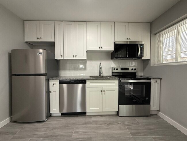 Building Photo - 565 Hyde Park Ave