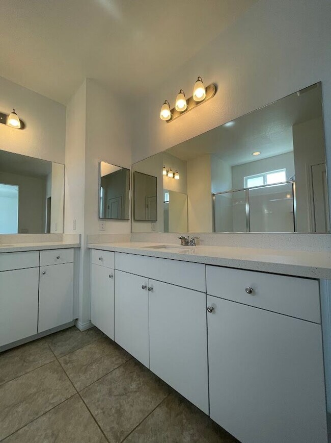 Building Photo - Gated Southern Highlands Community - Versi...