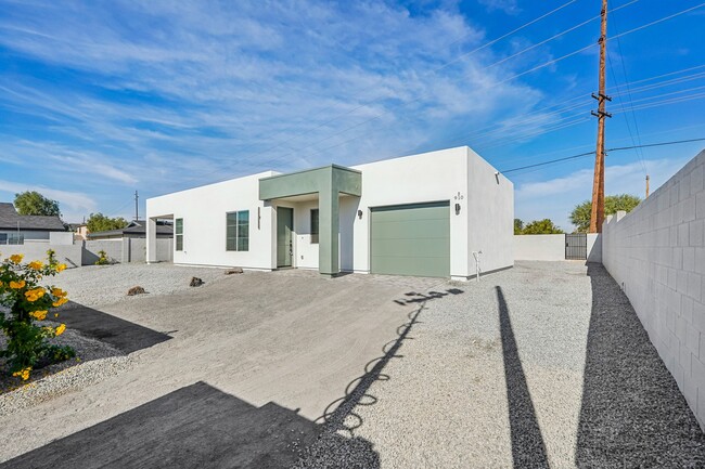 Building Photo - 910 E Roma Ave