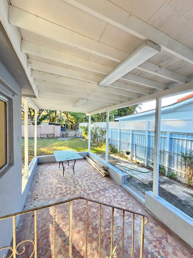 Building Photo - 300 SW 38th Ct