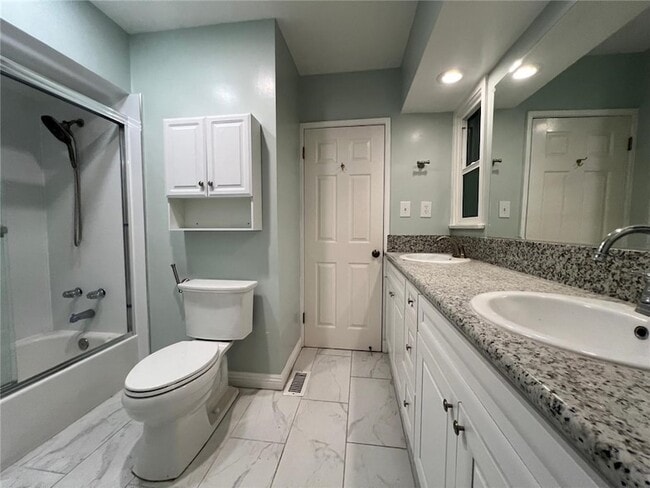 Building Photo - 1850 Wilson Ave