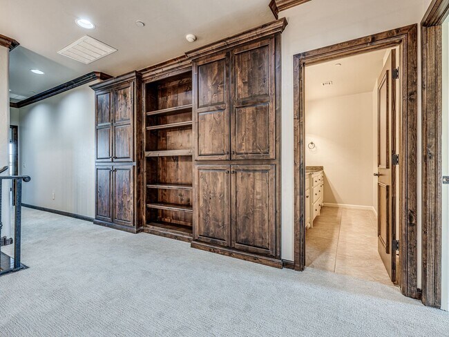 Building Photo - Luxury Townhome in Edmond + Near Rose Cree...
