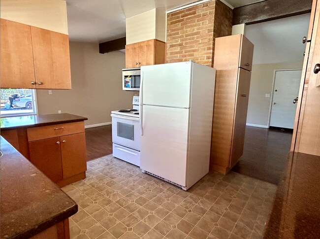 Building Photo - Upper Rainier Beach Home