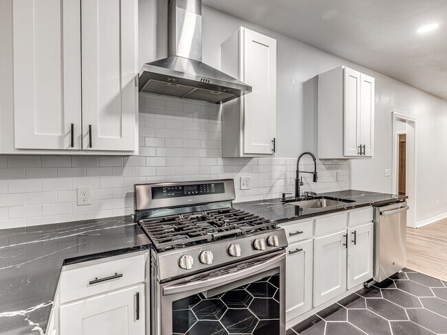 Building Photo - Charming home in Central Park Neighborhood...