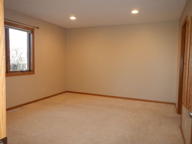 Building Photo - Nice 3 Bedroom 3 Bathroom Twinhome in River Falls