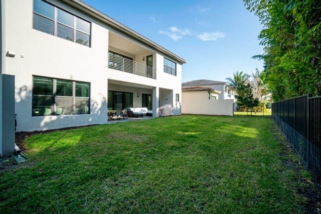 Building Photo - 17081 Five Waters Ave