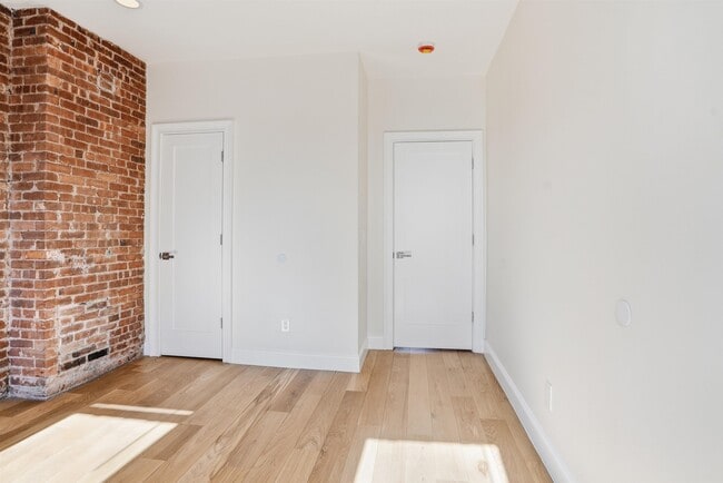 Building Photo - 233 1/2 Summit Ave