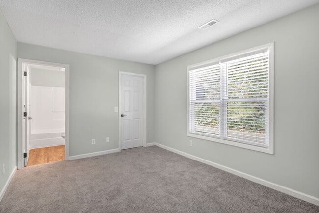 Building Photo - 3 Bedroom, 2 Bath with Home Office
