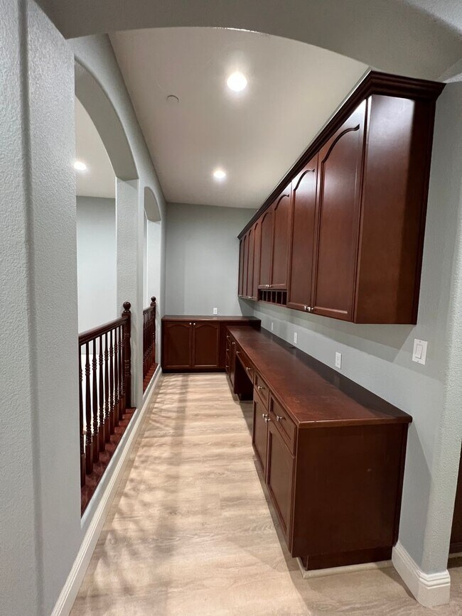 Building Photo - Desirable and Spacious 5-Bedroom Home in Empire Ranch!