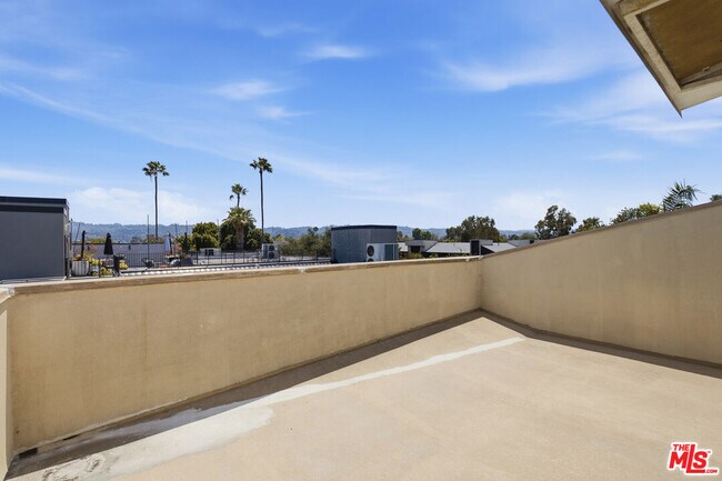 Building Photo - 4940 Laurel Canyon Blvd