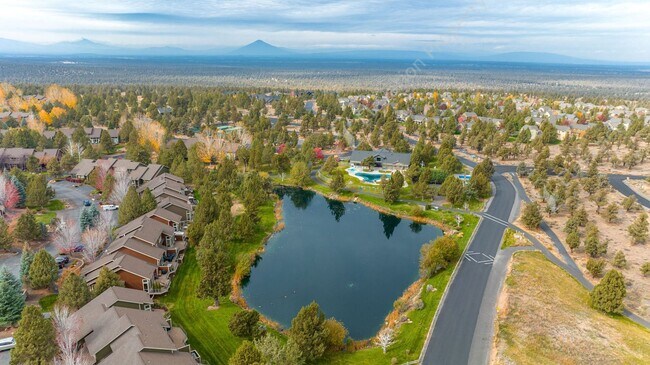 Building Photo - Eagle Crest Townhome Steps to Lakeside Cen...