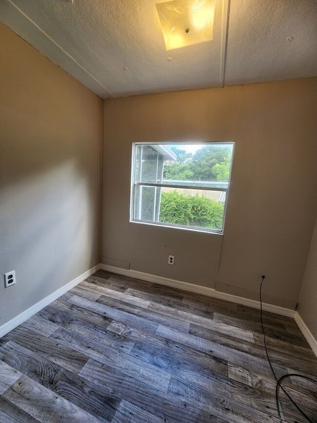 Building Photo - FRESHLY PAINTED AND NEW FLOORING! 2 Bed 1 Bath With Screened Porch