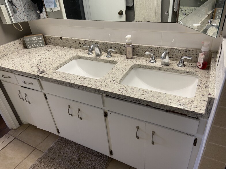 down bath - 1816 W Arrowhead Plz