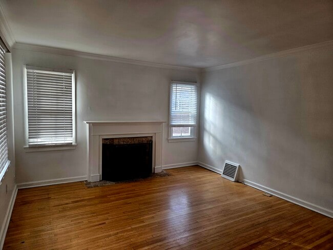 Building Photo - 2528 Beverly St E