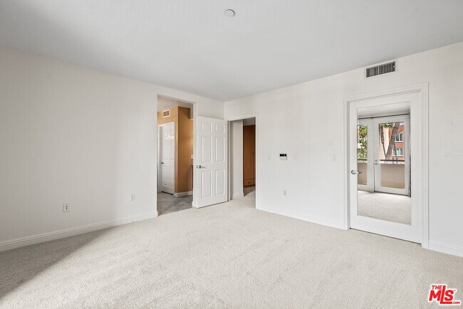 Building Photo - 5831 Seawalk Dr