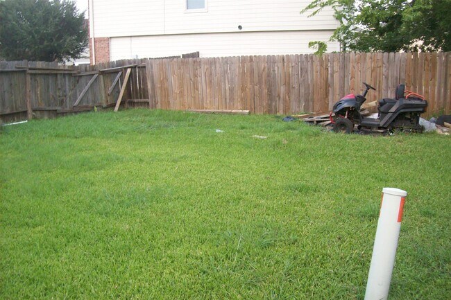 Building Photo - 15007 Kingsbridge Way