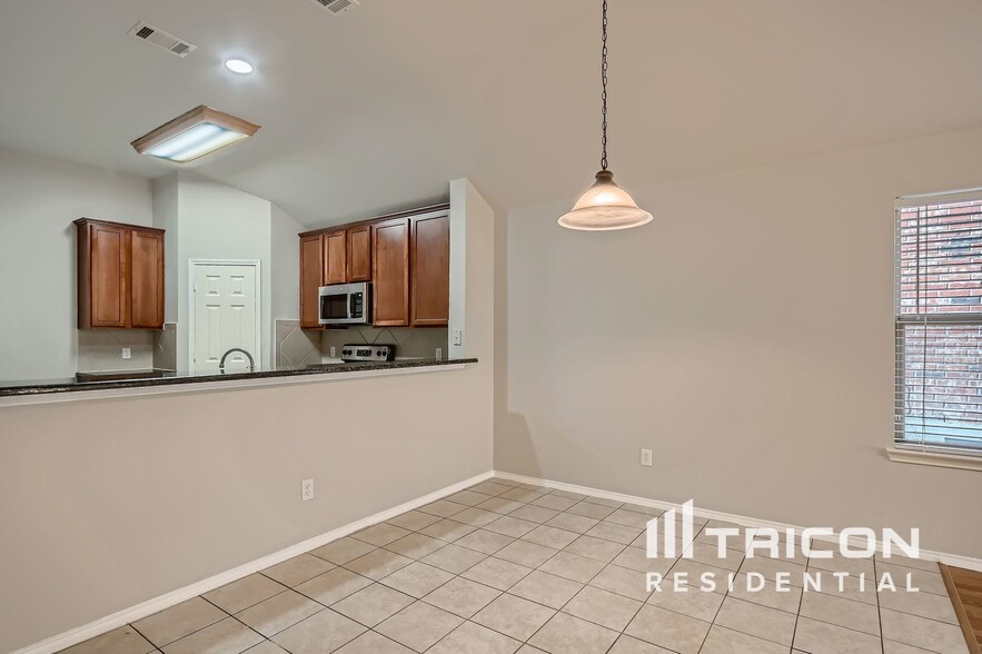Building Photo - 9007 Water Oak Dr