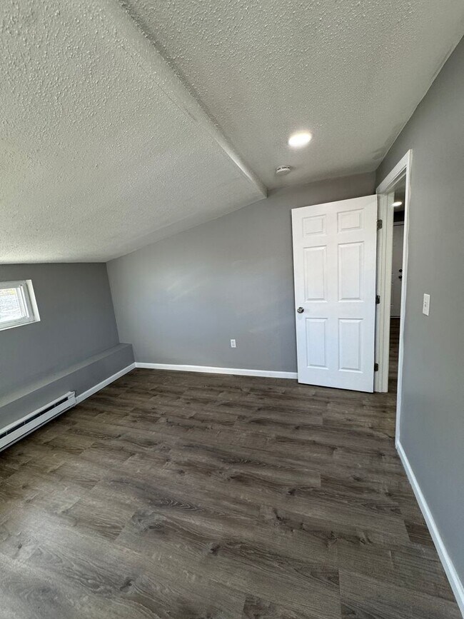 Building Photo - 1036 Chicopee St