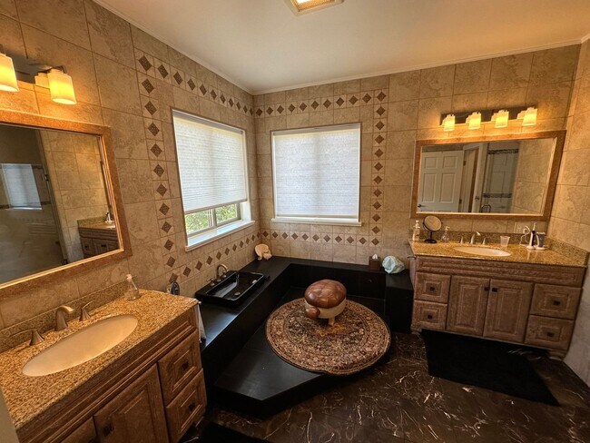 Building Photo - Luxury Living at the Edge of S. Kihei Bordering Wailea!