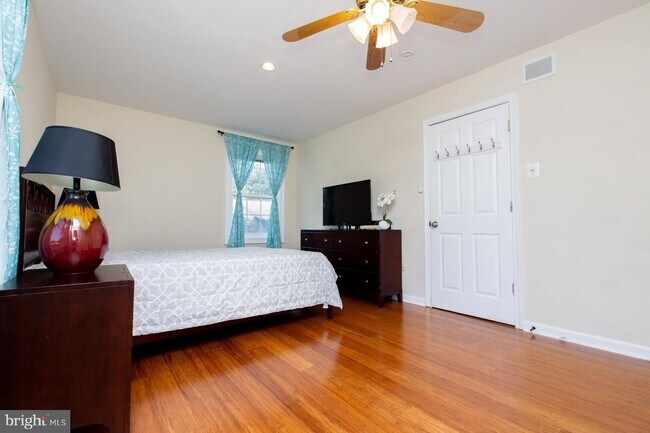 Building Photo - 303 Lincoln Ave