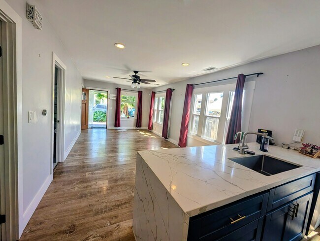Building Photo - 4778 W Mountain View Dr