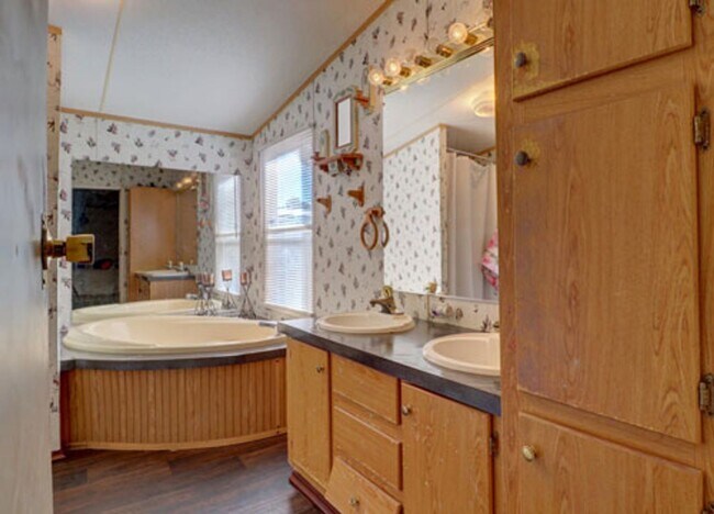 Building Photo - Spacious 3/2 Doublewide on fenced lot