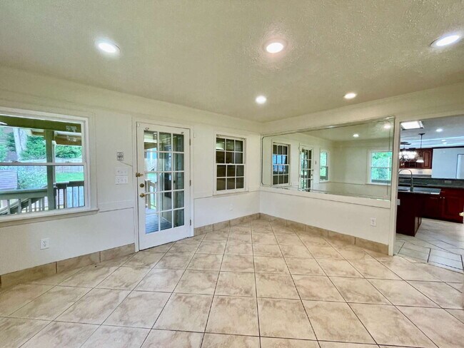 Building Photo - Spacious 6-Bedroom Gem In Fayetteville!