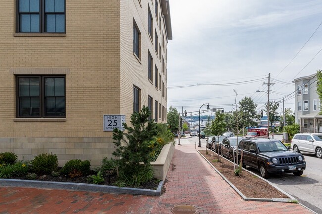 Building Photo - 1BR/1BA - Beautiful Updated Condo in Downtown Portland