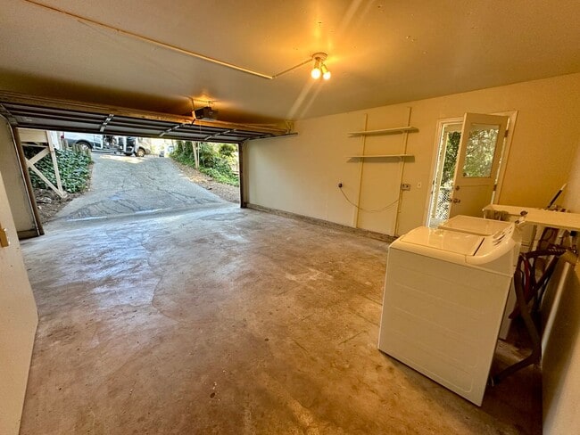 Building Photo - Nice 3 bedroom, 2 bath Home located in his...
