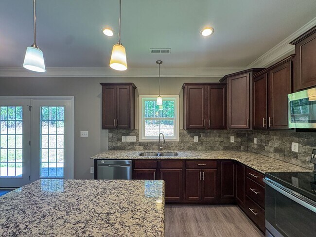 Building Photo - Beautiful 4 Bed 2.5 Bath Home in North Fayetteville