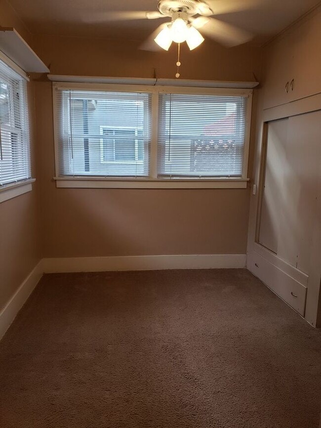 Building Photo - Craftsman style duplex w/ parking in N. Pa...