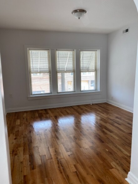 Building Photo - 2325 S Leavitt St