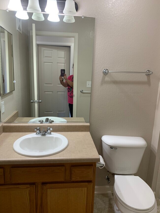 Hall bath - 5551 29th St