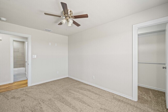 Building Photo - FOR LEASE ON AN ACRE LOT