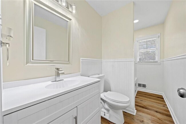 Building Photo - 1467 Thompson Pl