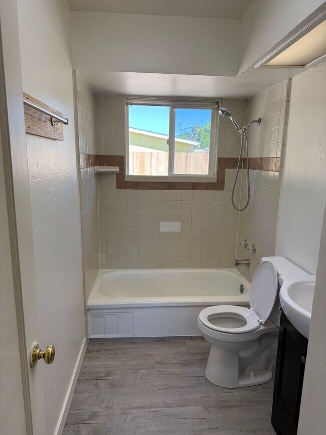 Building Photo - 3 Bed/1 Bath with Large fenced yard in central Paso Robles near Highschool!