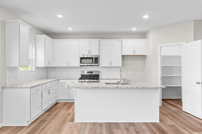 Building Photo - Beautiful Split Level 5 Bedroom Home - Hills of Olde Savannah