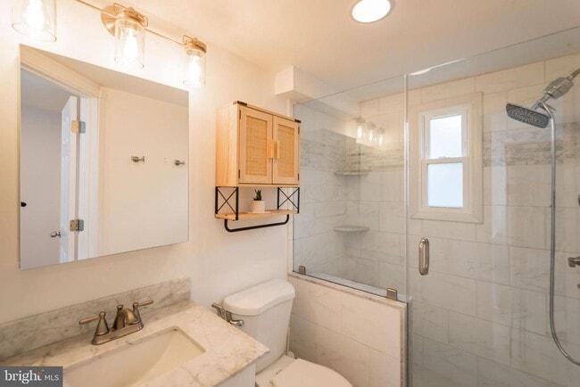 Building Photo - 2107 Clymer St