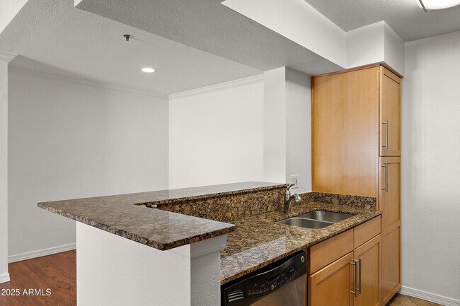 Building Photo - 2025 E Campbell Ave