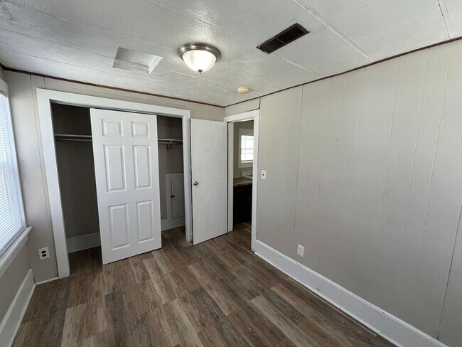 Building Photo - 310 W Arnold St