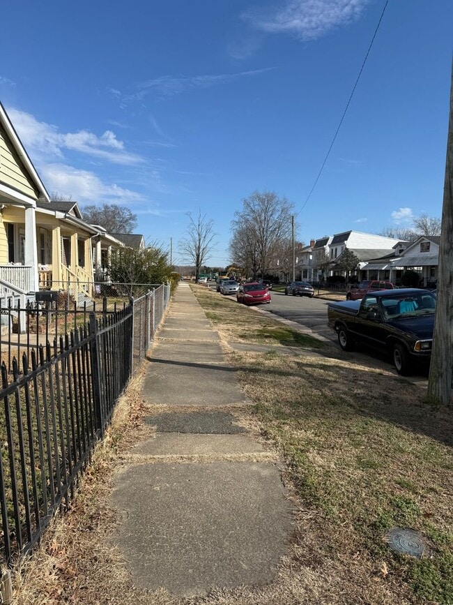 Building Photo - 2 bedroom house in Church Hill! Central air, yard, all electric and laundry!