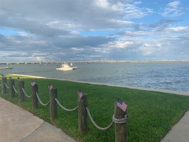 Building Photo - 500 Tiki Dr