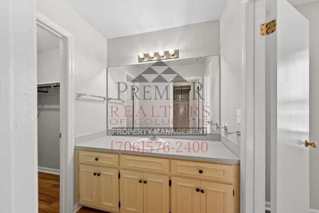 Building Photo - 6634 Hensley Dr