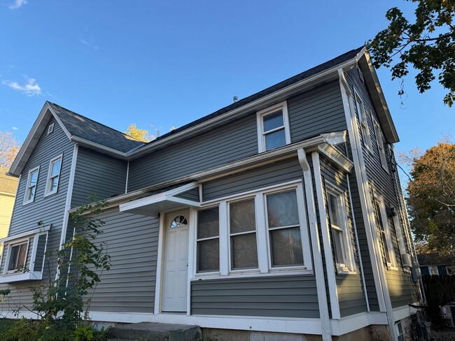 Building Photo - Newly Renovated Port Washington Duplex wit...