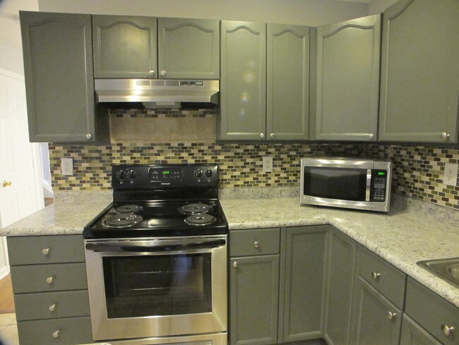 Building Photo - Pristine 2 bedroom, 2.5 bath Townhome located in the Roxborough Community!